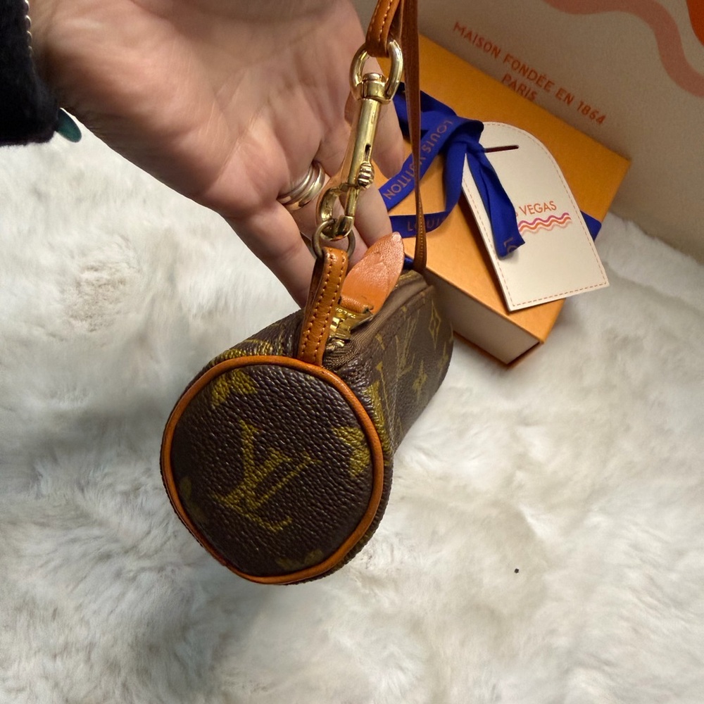 Louis Vuitton - Picture 15 of 16